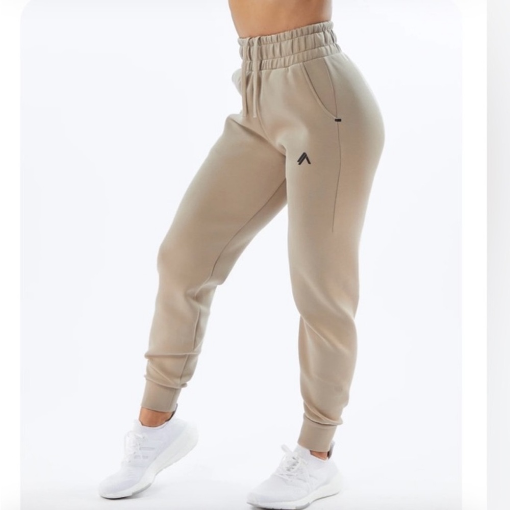 Alphalete ELMTS Relaxed Jogger - Tan